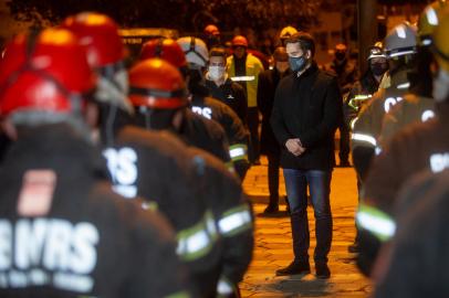 PORTO ALEGRE, RS, BRASIL, 21.07.2021 - Quatro horas depois de encontrar, nesta quarta-feira (21/7), o corpo do primeiro-tenente Deroci de Almeida da Costa, um dos bombeiros desaparecidos após o incêndio do prédio-sede da Secretaria da Segurança Pública (SSP) há uma semana, as equipes de busca, resgate e salvamento do Corpo de Bombeiros Militar (CBMRS) localizaram o segundo bombeiro desaparecido. <!-- NICAID(14841340) -->