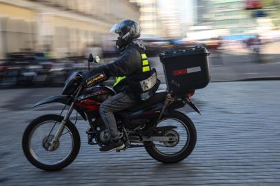 PORTO ALEGRE, RS, BRASIL - 2021.07.23 - Motoboy,Fernando Fontoura, durante o trabalho. A pauta vai mostrar campanha do Detran que valoriza a categoria e dados de acidentalidade no primeiro semestre. (Foto: ANDRÉ ÁVILA/ Agência RBS)Indexador: Andre Avila<!-- NICAID(14843504) -->