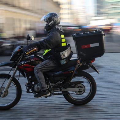 PORTO ALEGRE, RS, BRASIL - 2021.07.23 - Motoboy,Fernando Fontoura, durante o trabalho. A pauta vai mostrar campanha do Detran que valoriza a categoria e dados de acidentalidade no primeiro semestre. (Foto: ANDRÉ ÁVILA/ Agência RBS)Indexador: Andre Avila<!-- NICAID(14843504) -->