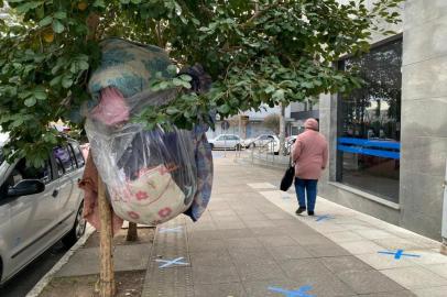 Morador de rua transforma árvore em guarda-roupa na Garibaldi com Vinte. Crédito: Juliana Bevilaqua.<!-- NICAID(14841130) -->