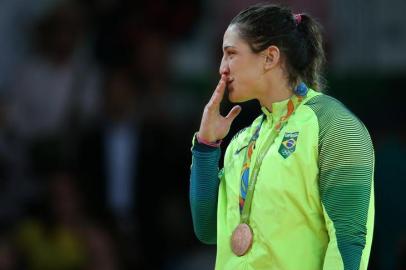 RIO DE JANEIRO, RJ, BRASIL - 11-08-2016 - A judoca brasileira Mayra Aguiar é medalhista de bronze olímpica pela segunda vez. A judoca da Sogipa repetiu o feito de Londres depois de perder para a francesa Audrey Tcheumeo, na semifinal, e vencer a cubana Yalennis Castillo na decisão do bronze. Depois de passar pelas duas lutas classificatórias, Mayra enfrentou a francesa Audrey Tcheumeo na semifinal. Em um confronto equilibrado, Mayra teve duas punições, contra uma de sua adversária, o que definiu o combate e motivou fortes protestos do público contra a arbitragem. (FOTO: DIEGO VARA/AGÊNCIA RBS)