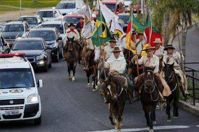 PORTO ALEGRE, RS, BRASIL, 16-08-2016: Cavaleiros conduzem a chama crioula pela avenida Wenceslau Escobar na chegada a Porto Alegre para as celebrações da Semana Farroupilha 2016. A centelha é conduzida pelas mãos do diretor de Cavalgada do 1ª Região Tradicionalista, Vilson Oberdan Cantini. (Foto: Mateus Bruxel / Agência RBS)