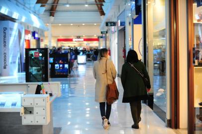 CAXIAS DO SUL, RS, BRASIL, 21/07/2021. Impacto da pandemia nos shoppings de Caxias. Na foto, movimento no Shopping Villagio Caxias. (Porthus Junior/Agência RBS)<!-- NICAID(14841032) -->