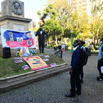 CAXIAS DO SUL, RS, BRASIL, 24/07/2021. Ato iniciado por volta das 11h deste sábado (24), no centro de Caxias do Sul, homenageia o presidente haitiano Jovenel Moïse, que foi assassinado no 7 de julho, com corpo sepultado nesta sexta-feira (23). (Porthus Junior/Agência RBS)<!-- NICAID(14843906) -->