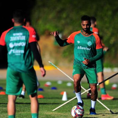 CAXIAS DO SUL, RS, BRASIL, 21/04/2021. Treino do Juventude no CT. OJu se prepara para a última rodada da primera fase do campeonato gaúcho 2021. Na foto, Michel Macedo, novo lateral direito do Juventude. (Porthus Junior/Agência RBS)<!-- NICAID(14763739) -->