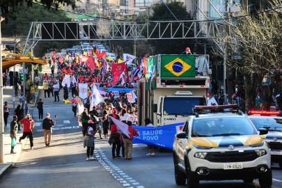 CAXIAS DO SUL, RS, BRASIL, 24/07/2021. Protesto contra o presidente Jair Bolsonaro em Caxias do Sul. O passeata começou na Praça das Feiras, bairro São Pelegrino e terminou na Praça Dante Alighieri, no centro. (Porthus Junior/Agência RBS)<!-- NICAID(14843937) -->