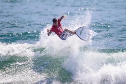 25.07.2021 - Jogos OlÃ­mpicos TÃ³quio 2020 - Equipe do surf do Time Brasil disputa a qualificatÃ³ria em Tsurigasaki Surfing Beach. Na foto, destaque para o atleta Gabriel Medina. Foto: Miriam Jeske/COB<!-- NICAID(14844045) -->