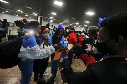 PORTO ALEGRE, RS, BRASIL,  26/07/2021- 182 haitianos sem visto conseguiram autorização judicial para fretar um voo e vir a Porto Alegre. Eles têm parentes aqui, mas estavam separados por conta da pandemia, pois os voos comerciais foram interrompidos. De Porto Alegre, os haitianos irão para outras cidades e até mesmo para outros estados como SP e SC. Na foto, Haitianos aguardando a passagem dos seu parentes chegados pela PF, Receita e Anvisa. Foto: Lauro Alves / Agencia RBS<!-- NICAID(14844824) -->