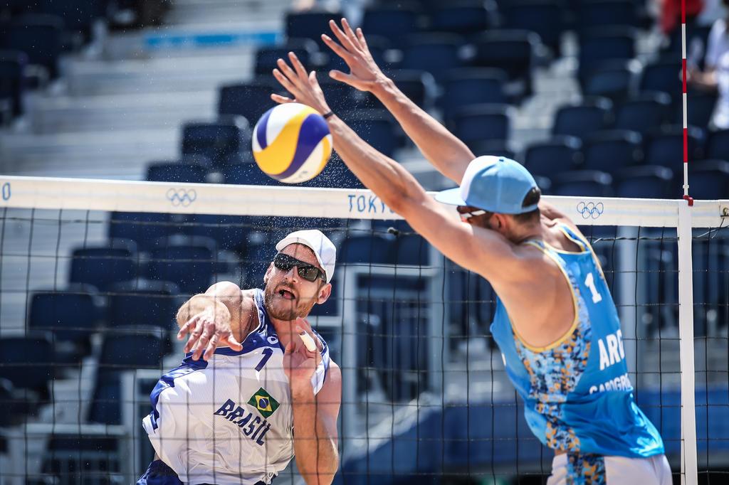 Dupla brasileira de vôlei de praia adia classificação olímpica e