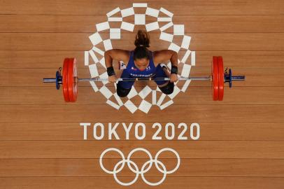 An overview shows Philippines Hidilyn Diaz competing in the womens 55kg weightlifting competition during the Tokyo 2020 Olympic Games at the Tokyo International Forum in Tokyo on July 26, 2021. (Photo by Chris GRAYTHEN / POOL / AFP)Editoria: SPOLocal: TokyoIndexador: CHRIS GRAYTHENSecao: weightliftingFonte: POOLFotógrafo: STR<!-- NICAID(14844987) -->