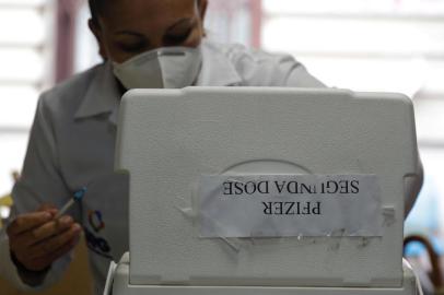 PORTO ALEGRE, RS, BRASIL, 24-06-2021: Aplicação de segunda dose da vacina da Pfizer contra covid-19 no posto de saúde Modelo. (Foto: Mateus Bruxel / Agência RBS)Indexador: Mateus Bruxel<!-- NICAID(14816997) -->