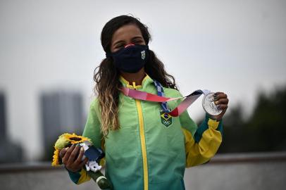 Brazils Rayssa Leal poses with her silver medal during the podium ceremony of the skateboarding womens street final of the Tokyo 2020 Olympic Games at Ariake Sports Park in Tokyo on July 26, 2021. (Photo by Jeff PACHOUD / AFP)Editoria: SPOLocal: TokyoIndexador: JEFF PACHOUDSecao: sports eventFonte: AFPFotógrafo: STF<!-- NICAID(14845069) -->