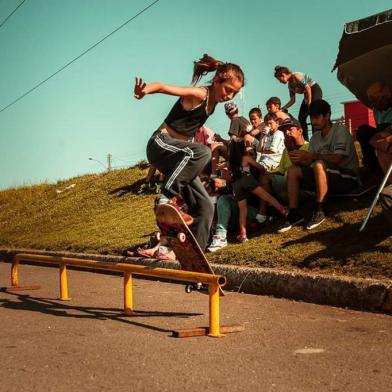 Jhuly Domingues, de 14 anos, é destaque no cenário do skate caxiense. Ela pratica o esporte junto do projeto social Skate no Horizonte.<!-- NICAID(14845318) -->
