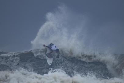 Brazils Gabriel Medina rides a wave during the mens Surfing 1/4 finals at the Tsurigasaki Surfing Beach, in Chiba, on July 27, 2021 during the Tokyo 2020 Olympic Games. (Photo by Olivier MORIN / AFP)<!-- NICAID(14845471) -->