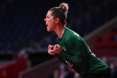 Brazils goalkeeper Barbara Elisabeth Arenhart reacts during the womens preliminary round group B handball match between Brazil and Hungary of the Tokyo 2020 Olympic Games at the Yoyogi National Stadium in Tokyo on July 27, 2021. (Photo by Daniel LEAL-OLIVAS / AFP)<!-- NICAID(14845473) -->