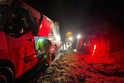 Uma ambulância saiu da pista e tombou na freeway, em Santo Antônio da Patrulha, na noite desta segunda-feira (26). Três pessoas ficaram feridas no acidente, que ocorreu por volta das 8h no km 15, sentido Litoral-Capital.<!-- NICAID(14845474) -->