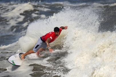 Brazils Gabriel Medina competes in the mens Surfing bronze medal final at the Tsurigasaki Surfing Beach, in Chiba, on July 28, 2021 during the Tokyo 2020 Olympic Games. (Photo by Yuki IWAMURA / AFP)<!-- NICAID(14845480) -->