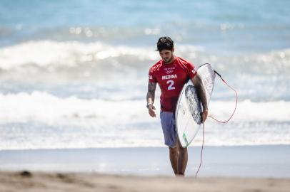 25.07.2021 - Jogos OlÃ­mpicos TÃ³quio 2020 - Equipe do surf do Time Brasil disputa a qualificatÃ³ria em Tsurigasaki Surfing Beach. Na foto, destaque para o atleta Gabriel Medina. Foto: Miriam Jeske/COB<!-- NICAID(14845497) -->