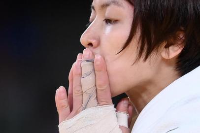 Japans Miku Tashiro (white) competes with Polands Agata Ozdoba-Blach compete in the judo womens -63kg elimination round bout during the Tokyo 2020 Olympic Games at the Nippon Budokan in Tokyo on July 27, 2021. (Photo by Franck FIFE / AFP)Editoria: SPOLocal: TokyoIndexador: FRANCK FIFESecao: judoFonte: AFPFotógrafo: STF<!-- NICAID(14845609) -->