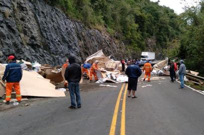 Um acidente envolvendo um caminhão com placas de Irani (SC) causa interrupções no trânsito na altura do quilômetro 109 da RS-122, em Flores da Cunha, na Serra, nesta terça-feira (27)  . Além do veículo, uma carga de papelão está na rodovia e, por isso, causa bloqueio total nos dois sentidos. Segundo o Grupo Rodoviário da Brigada Militar, a previsão é de que o caminhão seja retirado do local até o meio-dia. Desta forma, o trânsito seguirá interrompido até que se encerrem os trabalhos.<!-- NICAID(14845633) -->