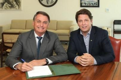 Bolsonaro e Mario Frias assinando Rouanet<!-- NICAID(14845708) -->