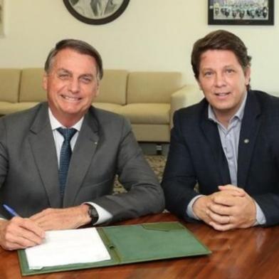 Bolsonaro e Mario Frias assinando Rouanet<!-- NICAID(14845708) -->