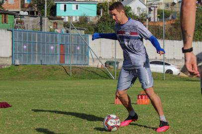 Lateral-esquerdo Bruno Ré, do Caxias, em treino no CT Baixada Rubra<!-- NICAID(14840074) -->