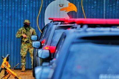 CHARQUEADAS, RS, BRASIL - Terceira etapa da Operação Império da Lei transfere sete líderes de facções criminosos para penitenciárias federais. Foto:  Lauro Alves / Agencia RBS<!-- NICAID(14845683) -->