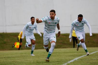 O Juventude derrotou o Paysandu por 2 a 0, nesta quinta-feira (29), pela terceira rodada com Campeonato Brasileiro de Aspirantes. Os dois gols foram marcados por Gabriel Aires. A partida ocorreu no estádio Homero Soldatelli, em Flores da Cunha. Com o resultado, o time da Serra chega a sete pontos conquistados, em nove disputados, e fica na liderança posição do Grupo B. Na próxima rodada, o time alviverde enfrenta o Ceará, no Centro de Treinamento Cidade Vozão, em Itaitinga. O jogo está marcado para o próximo domingo (1º), às 15h.  <!-- NICAID(14629453) -->