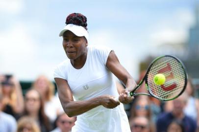 US player Venus Williams returns against Greeces Maria Sakkari during their womens singles second round match on the fourth day of the 2016 Wimbledon Championships at The All England Lawn Tennis Club in Wimbledon, southwest London, on June 30, 2016. GLYN KIRK / AFPEditoria: SPOLocal: LondonIndexador: GLYN KIRKSecao: tennisFonte: AFPFotógrafo: STR