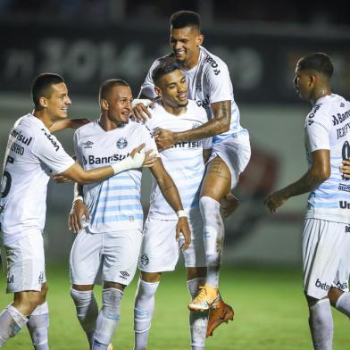 Gremio x Vitoria-BARS - FUTEBOL/COPA DO BRASIL 2021 /GREMIO X VITORIA-BA - ESPORTES - Lance da partida entre Gremio e Vitoria-BA disputada na noite desta terÃ§a-feira, no estÃ¡dio Barradao, em Salvador, valida pela da Copa do Brasil 2021. FOTO: LUCAS UEBEL/GREMIO FBPAEditoria: SPOLocal: SalvadorIndexador: Lucas UebelSecao: futebolFonte: Gremio.netFotógrafo: Gremio x Vitoria-BA<!-- NICAID(14846523) -->