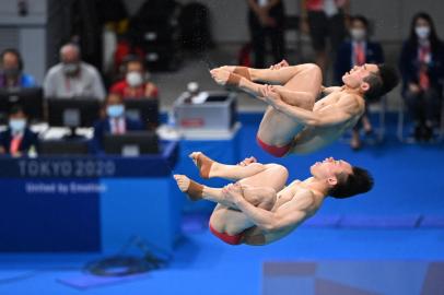 Chinas Xie Siyi and Chinas Wang Zongyuan compete in the mens synchronised 3m springboard diving final event during the Tokyo 2020 Olympic Games at the Tokyo Aquatics Centre in Tokyo on July 28, 2021. (Photo by Attila KISBENEDEK / AFP)<!-- NICAID(14846558) -->