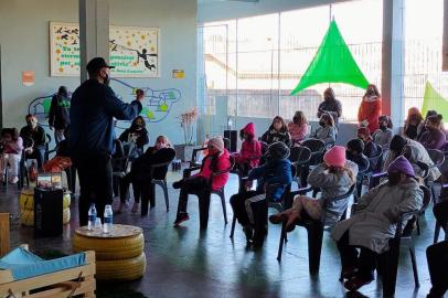 Hip Hop nas Escolas. Na foto, Chiquinho Divilas conversa com alunos da Escola Tancredo Neves<!-- NICAID(14845698) -->