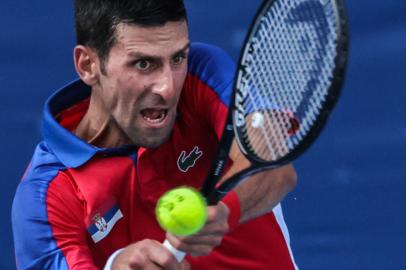 Serbias Novak Djokovic returns a shot to Bolivias Hugo Dellien during their Tokyo 2020 Olympic Games mens singles first round tennis match at the Ariake Tennis Park in Tokyo on July 24, 2021. (Photo by Giuseppe CACACE / AFP)Editoria: SPOLocal: TokyoIndexador: GIUSEPPE CACACESecao: sports eventFonte: AFPFotógrafo: STF<!-- NICAID(14846885) -->