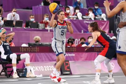 TOKYO, JAPAN - JULY 28: Kelsey Plum #5 of the USA Womens National 3x3 Team passes the ball during the bronze medal game against France during the 2020 Tokyo Olympics on July 28, 2021 at Aomi Urban Sports Park in Tokyo, Japan. NOTE TO USER: User expressly acknowledges and agrees that, by downloading and or using this photograph, User is consenting to the terms and conditions of the Getty Images License Agreement.   Stephen Gosling/NBAE via Getty Images/AFP (Photo by Stephen Gosling / NBAE / Getty Images / Getty Images via AFP)<!-- NICAID(14846922) -->