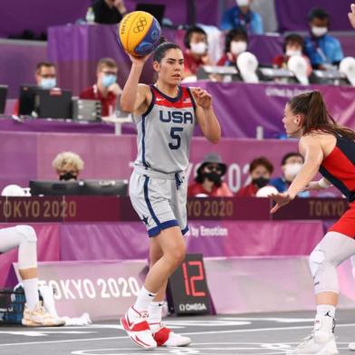 TOKYO, JAPAN - JULY 28: Kelsey Plum #5 of the USA Womens National 3x3 Team passes the ball during the bronze medal game against France during the 2020 Tokyo Olympics on July 28, 2021 at Aomi Urban Sports Park in Tokyo, Japan. NOTE TO USER: User expressly acknowledges and agrees that, by downloading and or using this photograph, User is consenting to the terms and conditions of the Getty Images License Agreement.   Stephen Gosling/NBAE via Getty Images/AFP (Photo by Stephen Gosling / NBAE / Getty Images / Getty Images via AFP)<!-- NICAID(14846922) -->