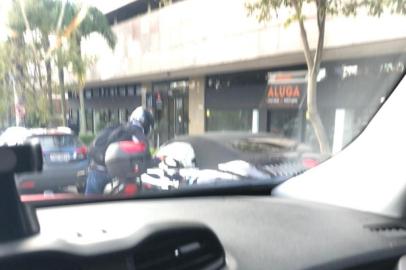 Foto enviada pelo ouvinte Roberto Bing, que prefere não se identificar nas matérias, mostra suposto assalto à mão armada na Avenida Carlos Gomes, em Porto Alegre.<!-- NICAID(14846108) -->