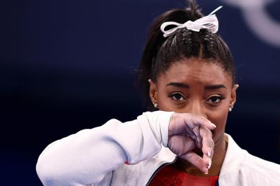 USAs Simone Biles gestures during the artistic gymnastics womens team final during the Tokyo 2020 Olympic Games at the Ariake Gymnastics Centre in Tokyo on July 27, 2021. (Photo by Loic VENANCE / AFP)Editoria: SPOLocal: TokyoIndexador: LOIC VENANCESecao: gymnasticsFonte: AFPFotógrafo: STF<!-- NICAID(14845566) -->