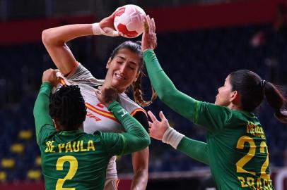 Spains left back Lara Gonzalez Ortega (C) is blocked by Brazils right back Bruna De Paula (L) and Brazils left back Samara Vieira during the womens preliminary round group B handball match between Spain and Brazil of the Tokyo 2020 Olympic Games at the Yoyogi National Stadium in Tokyo on July 29, 2021. (Photo by Daniel LEAL-OLIVAS / AFP)<!-- NICAID(14847699) -->