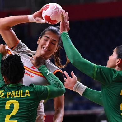 Spains left back Lara Gonzalez Ortega (C) is blocked by Brazils right back Bruna De Paula (L) and Brazils left back Samara Vieira during the womens preliminary round group B handball match between Spain and Brazil of the Tokyo 2020 Olympic Games at the Yoyogi National Stadium in Tokyo on July 29, 2021. (Photo by Daniel LEAL-OLIVAS / AFP)<!-- NICAID(14847699) -->