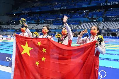 Gold medallist Chinas Li Bingjie, Chinas Yang Junxuan, Chinas Tang Muhan and Chinas Zhang Yufei pose with their medals after they set a new World Record in the final of the womens 4x200m freestyle relay swimming event during the Tokyo 2020 Olympic Games at the Tokyo Aquatics Centre in Tokyo on July 29, 2021. (Photo by Attila KISBENEDEK / AFP)<!-- NICAID(14847704) -->