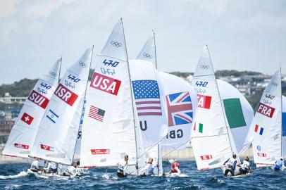 Competitors take part in the womens two-person dinghy 470 race during the Tokyo 2020 Olympic Games sailing competition at the Enoshima Yacht Harbour in Fujisawa, Kanagawa Prefecture, Japan, on  July 29, 2021. (Photo by Peter PARKS / AFP)<!-- NICAID(14847722) -->