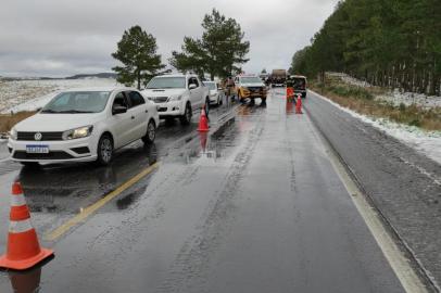 Rodovia RSC 453 do km 225 ao 232 ( Rota do Sol) totalmente bloqueada devido ao congelamento da rodovia em ambos os sentido<!-- NICAID(14847919) -->