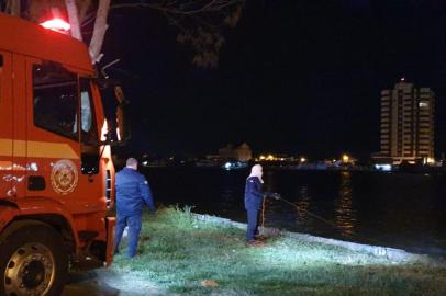 Um caso de desaparecimento mobiliza o município de Imbé, no Litoral Norte, na madrugada desta sexta-feira (30). A Polícia Civil, com o apoio dos Bombeiros e da Guarda Municipal, faz buscas a um menino de sete anos, após a mãe ter relatado que matou a criança. <!-- NICAID(14849209) -->