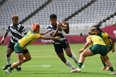 Fijis Sesenieli Donu (C) is tackled by Brazils Luiza Campos (2nd L) in the womens pool B rugby sevens match between Fiji and Brazil during the Tokyo 2020 Olympic Games at the Tokyo Stadium in Tokyo on July 30, 2021. (Photo by Greg BAKER / AFP)<!-- NICAID(14849212) -->