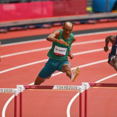 (From L) Hungarys Mate Koroknai, Brazils Alison Dos Santos and Frances Ludvy Vaillant competes in the mens 400m hurdles heats during the Tokyo 2020 Olympic Games at the Olympic Stadium in Tokyo on July 30, 2021. (Photo by Ina FASSBENDER / AFP)<!-- NICAID(14849227) -->