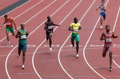 (From L) Hungarys Mate Koroknai, Brazils Alison Dos Santos, Frances Ludvy Vaillant Jamaicas Kemar Mowatt, Taiwans Chieh Chen and Qatars Abderrahman Samba compete in the mens 400m hurdles heats during the Tokyo 2020 Olympic Games at the Olympic Stadium in Tokyo on July 30, 2021. (Photo by Giuseppe CACACE / AFP)<!-- NICAID(14849241) -->