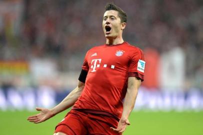 563324457Bayern Munichs Polish striker Robert Lewandowski celebrates after the third goal for Munich during the German first division Bundesliga football match FC Bayern Muenchen vs VfL Wolfsburg in Munich, on September 22, 2015.    AFP PHOTO / CHRISTOF STACHERESTRICTIONS: DURING MATCH TIME: DFL RULES TO LIMIT THE ONLINE USAGE TO 15 PICTURES PER MATCH AND FORBID IMAGE SEQUENCES TO SIMULATE VIDEO. ==RESTRICTED TO EDITORIAL USE ==FOR FURTHER QUERIES PLEASE  CONTACT THE  DFL DIRECTLY AT + 49 69 650050.Editoria: SPOLocal: MunichIndexador: CHRISTOF STACHESecao: SoccerFonte: AFPFotógrafo: STR