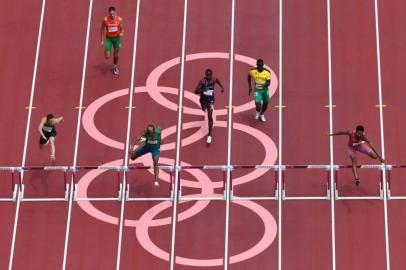 An overview shows (From L) Algerias Abdelmalik Lahoulou, Hungarys Mate Koroknai, Brazils Alison Dos Santos, Frances Ludvy Vaillant, Jamaicas Kemar Mowatt, Taiwans Chieh Chen and Qatars Abderrahman Samba compete in the mens 400m hurdles heats during the Tokyo 2020 Olympic Games at the Olympic Stadium in Tokyo on July 30, 2021. (Photo by Antonin THUILLIER / AFP)<!-- NICAID(14849252) -->