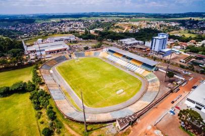 ERECHIM, RS, BRASIL, 14/01/2016 : Blitz dos estádios do Gauchão - Colosso da Lagoa (Erechim). Visita aos 12 estádios do Interior que receberão jogos do Campeonato Gaúcho de 2016. Verificaremos itens como gramado, vestiários (visitante e arbitragem), acomodações (arquibancadas e cadeiras) e casamatas (banco de reservas) dos adversários.  (Omar Freitas/Agência RBS)Local: Erechim